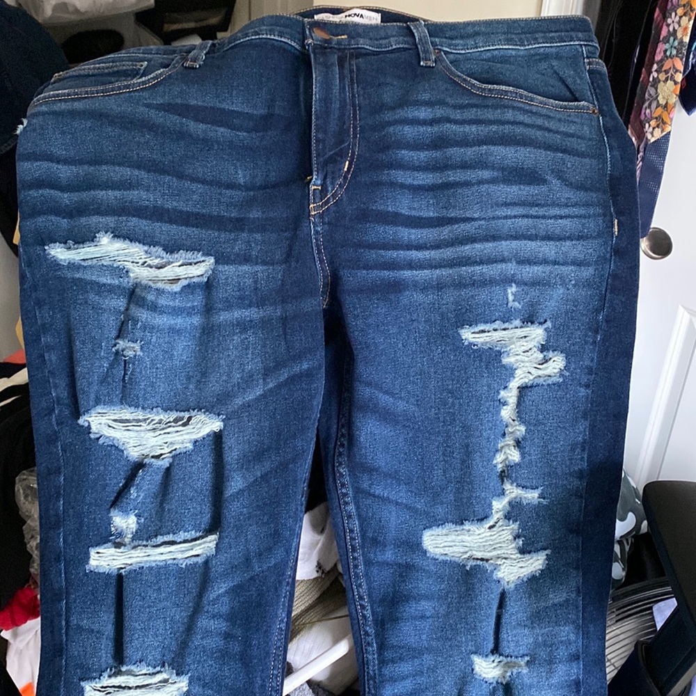 Dark blue Mens jeans, FashionNova. Flex Jeans. Ripped Design.
